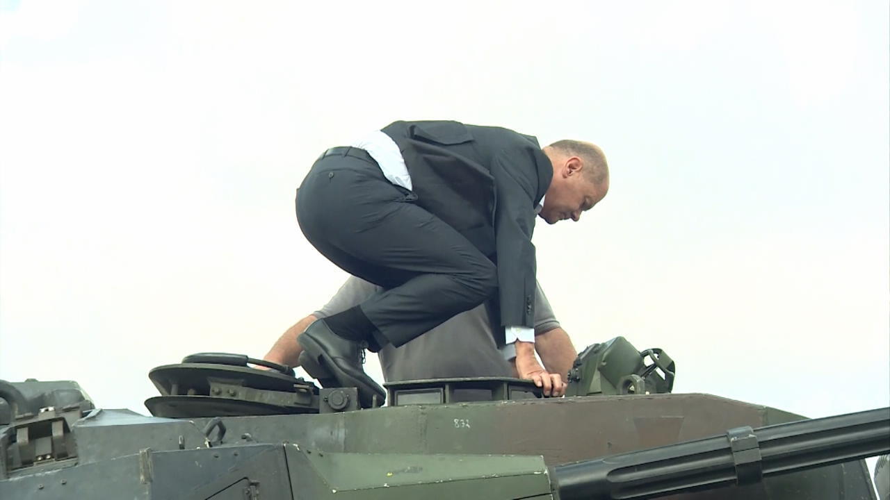 Olaf Schultz in un carro armato Cheetah Advisor nel carro armato