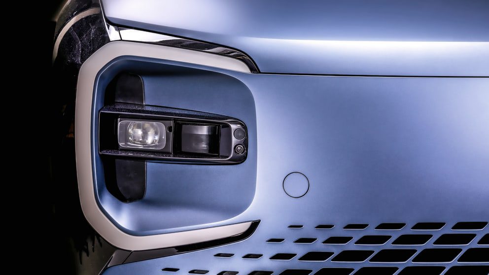 L'auto di GEN.travel ha luci a LED, ma poiché l'intelligenza artificiale sta guidando l'auto, gli occhi elettronici sono più importanti