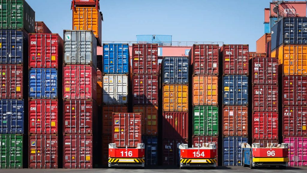 I portacontainer automatizzati (AGV) sono accatastati negli edifici dell'Altenwerder Container Terminal (CTA).