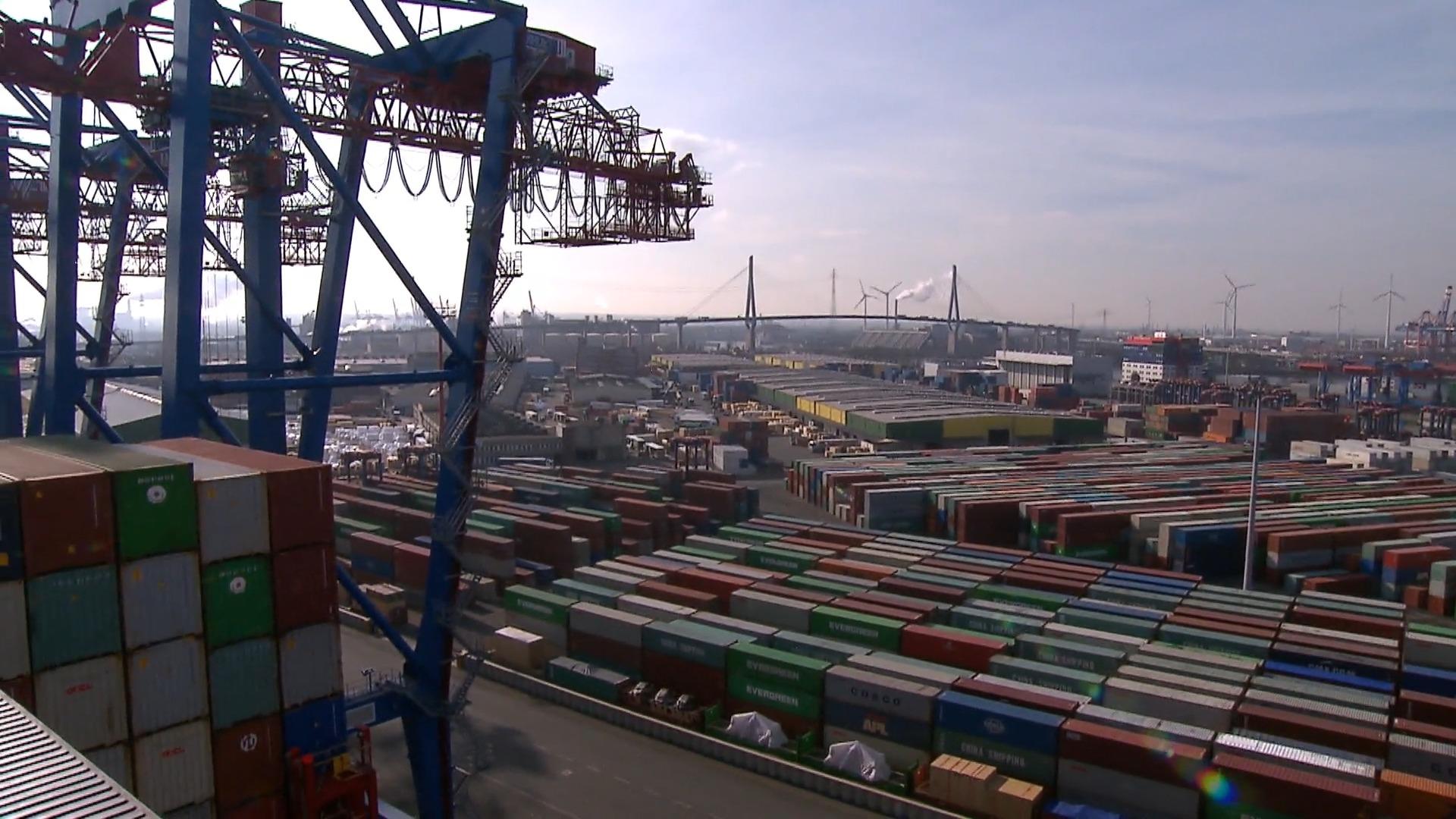 Enorme polemica sulla vendita del porto di Amburgo al cancelliere cinese Schultz vuole portare avanti l'accordo