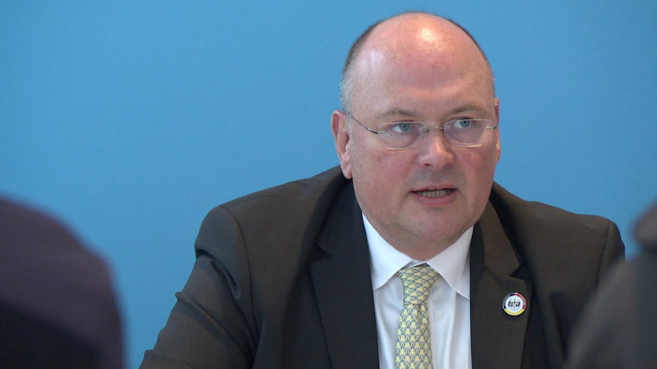 Il ministro dell'Interno Visser esamina il licenziamento del capo della BSI Arne Schönbaum sotto pressione