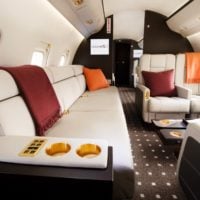 All'interno di un aereo privato: tappeto, divano e coperte.