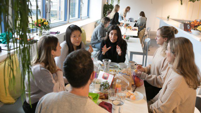 Giovani aziende a Monaco: Personio: il team dedicato all'esperienza del cliente si riunisce una volta al mese per la colazione nella hall, dove vengono serviti caffè e bevande.