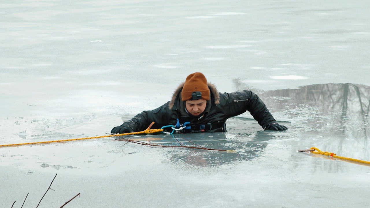 Il giornalista osa un duro esperimento nelle acque ghiacciate che rischiano la vita nel lago ghiacciato
