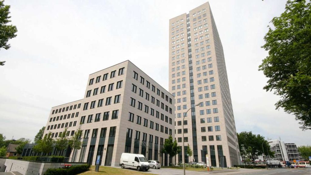 VDM Metals ha presentato due piani nell'atrio di quattro piani della Westfalen Tower a Dortmund.  Presto potranno lavorare negli uffici fino a 82 impiegati amministrativi.