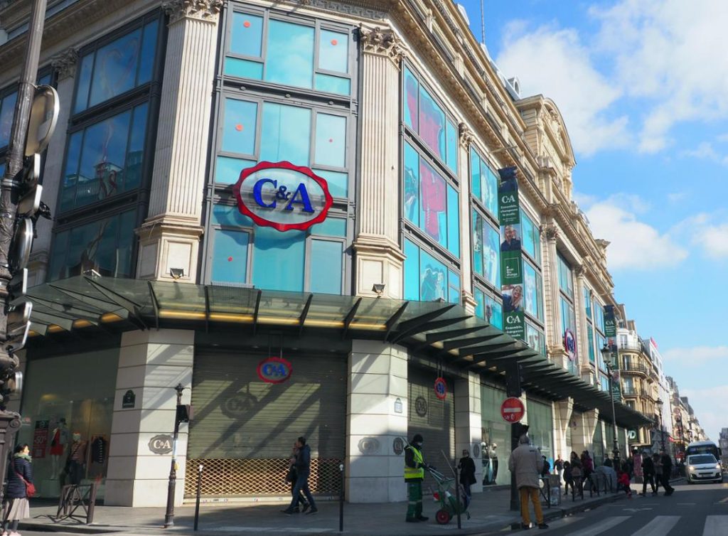 Il negozio C&A in Rue de Rivoli nel centro della città è chiuso.