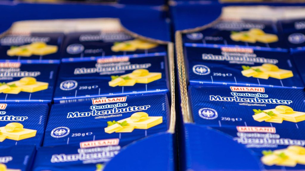 Il supermercato aumenta il prezzo del latte, il burro costa meno