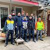 Un gruppo di tirocinanti della Valle Aurina lavorava in team con il volontario Marco.  I giorni sono passati con i giovani ...