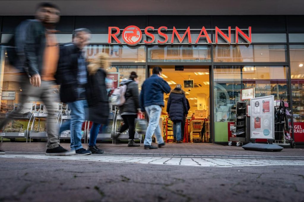 I clienti entrano in una filiale della catena di farmacie Rossmann nel centro di Magonza.