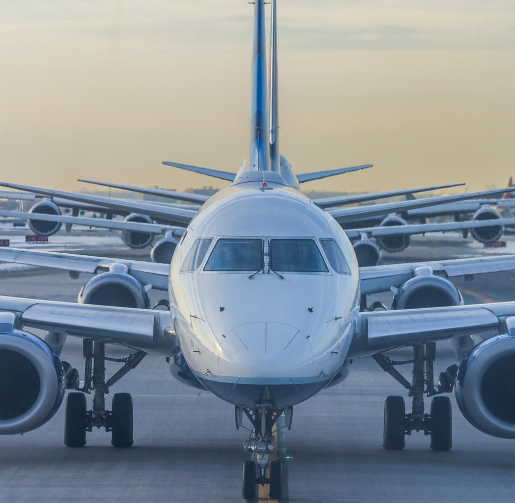 Zip line di aerei sulla pista