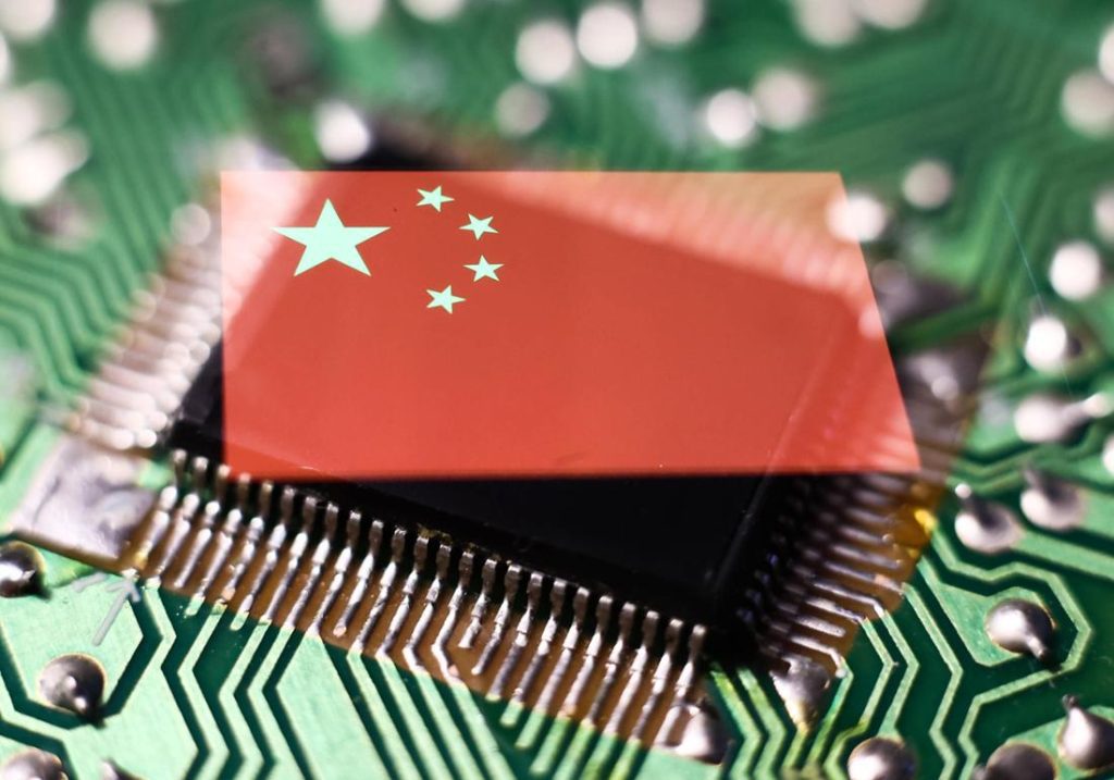 Bandiera della Cina su un chip: il paese asiatico è un pioniere nel campo dell'ingegneria elettrica