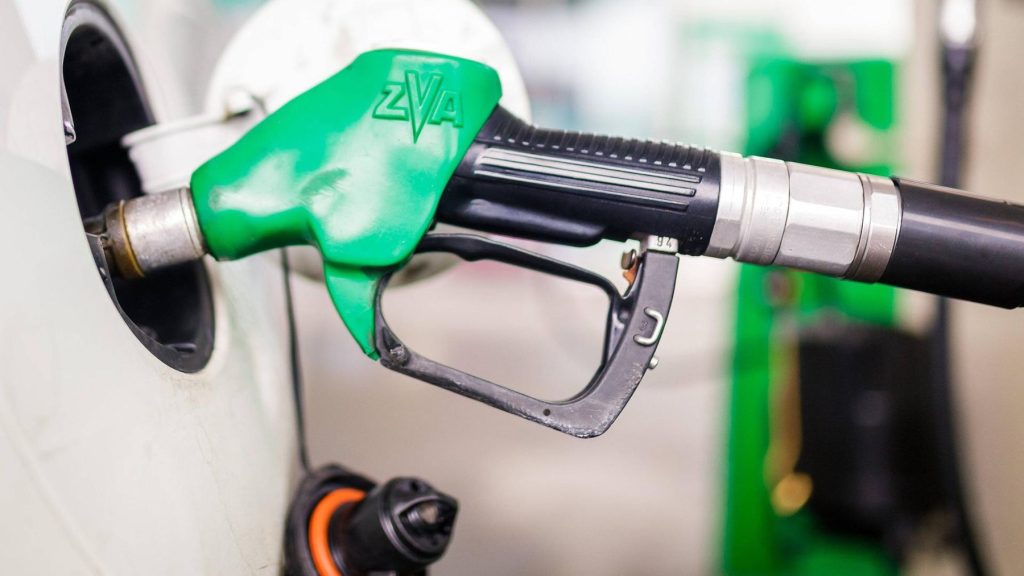 I prezzi del diesel sono diminuiti e la benzina è diventata più costosa