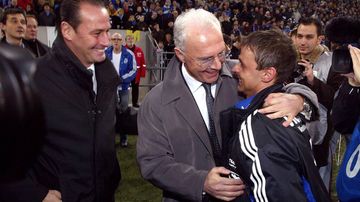 Hube Stevens, Franz Beckenbauer e Olaf Thun (da sinistra): il campione del mondo 1990 è stato ritirato nel 2003 da alcuni suoi vecchi compagni.