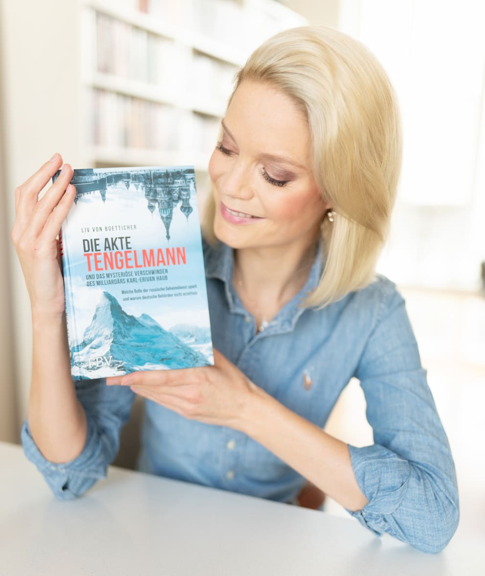 La corrispondente di RTL Liv von Boettcher con il suo libro appena pubblicato "Il fascicolo di Tengelmann"