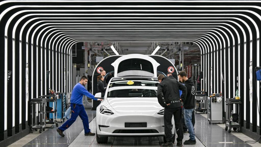 Tesla a Grunheide: turni e licenziamenti temporanei
