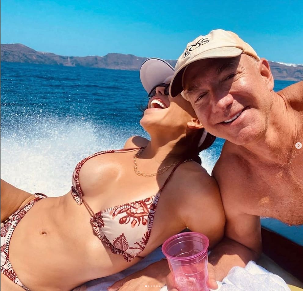 Jeff Bezos e la sua fidanzata, Lauren Sanchez, si stanno godendo le vacanze sulla costa francese