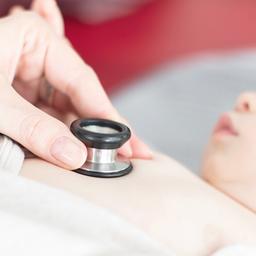 Il neonato viene ascoltato con uno stetoscopio dal pediatra durante un controllo in clinica.