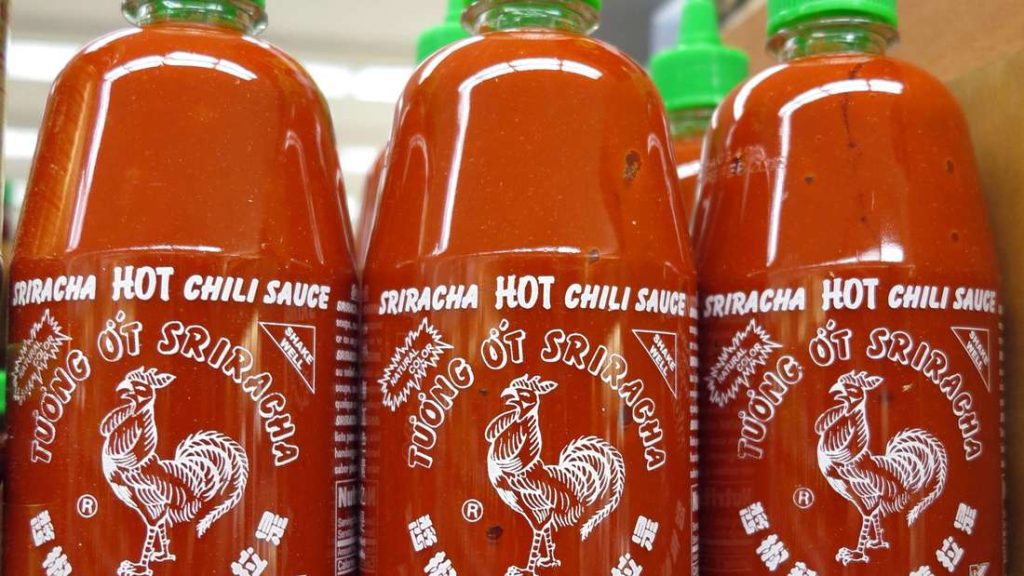 Tre bottiglie di salsa Sriracha.