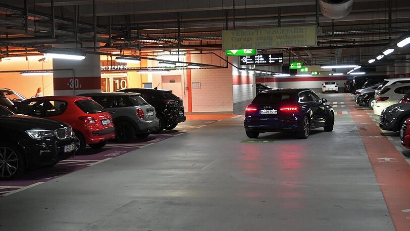 Nei centri commerciali, come qui nei portici di Reem, i parcheggi sotterranei sono disseminati.  Sotto case plurifamiliari invece.