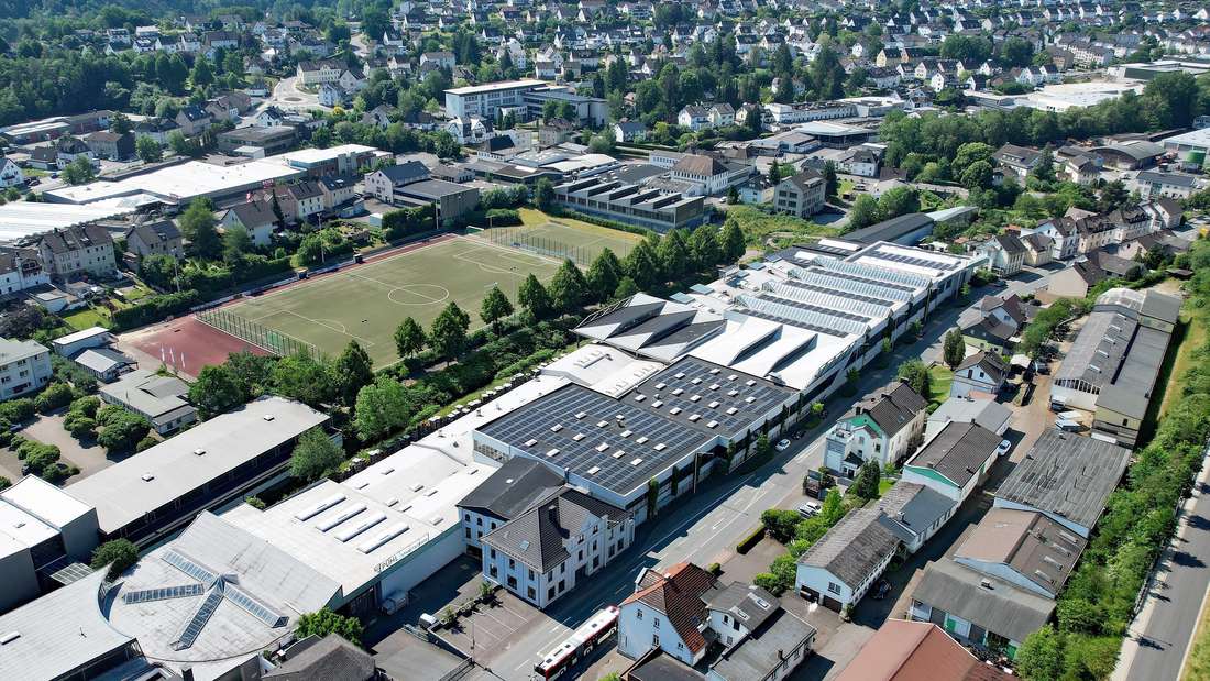 Pühl ha fatto installare un impianto fotovoltaico completo sul tetto dell'azienda (foto al centro). Lo mostra chiaramente anche in questa foto aerea: quasi ogni metro quadrato sul sito di Herscheider Strasse è utilizzato dall'azienda di famiglia. Secondo il sindaco Ulrich Schulte, qui non sarebbe possibile un'espansione - se questo fosse pianificato a un certo punto, influenzerebbe il comune in termini di pianificazione urbana.