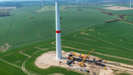 La prima parte della turbina eolica alta 238 metri si trova a Questen.  Registrazione della costruzione di droni.  © Jens Büttner / dpa Foto: Jens Büttner / dpa