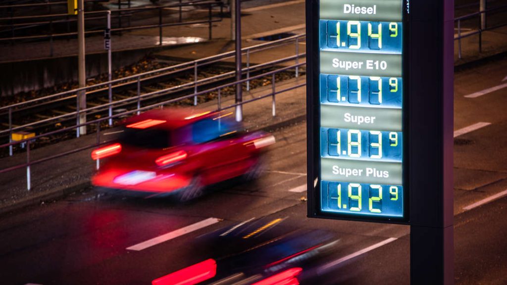E10 e diesel sono di nuovo più costosi e le previsioni sui prezzi del carburante danno poche speranze