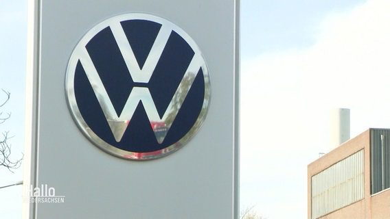 Logo VW sul cartello d'ingresso.  ©schermata 