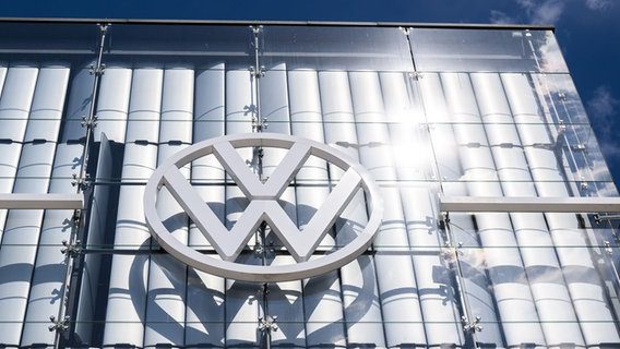 Il logo Volkswagen brilla al sole all'Autostadt, nello stabilimento principale della Volkswagen.  ©Coalizione Foto/DPA |  Julian Stratensholt Foto: Julian Stratensholt