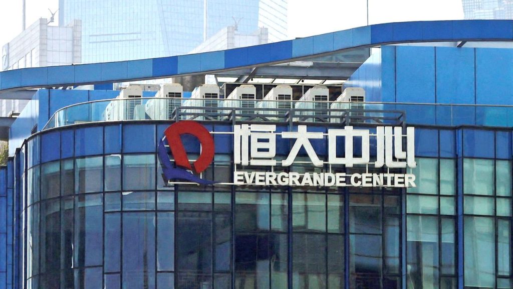 Il gruppo immobiliare cinese Evergrande dimezza le sue perdite