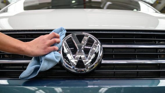 Un dipendente pulisce il logo Volkswagen del T6 dalla Volkswagen Veicoli Commerciali sulla linea di ispezione finale presso lo stabilimento Volkswagen Veicoli Commerciali di Hannover.  © Immagine dell'Alleanza / Agenzia di stampa tedesca |  Christophe Gatto Foto: Christophe Gatto
