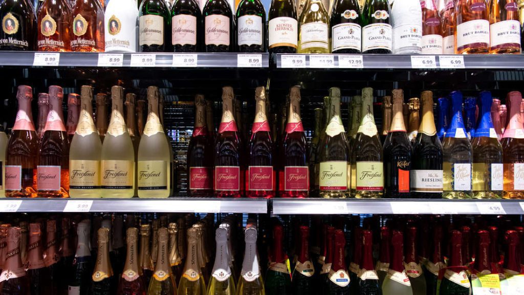 Le bevande alcoliche più diffuse potrebbero essere contaminate: la bottiglia rischia di esplodere