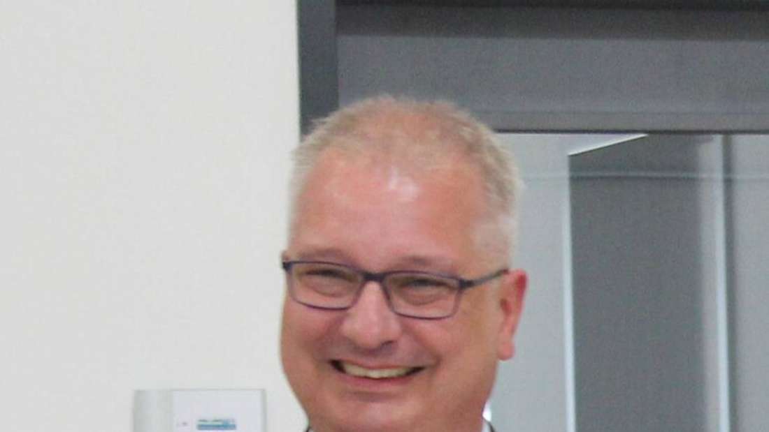 Il sindaco di Herlishausen Lars Böckmann ha simbolicamente tagliato il nastro durante la cerimonia di apertura. 
