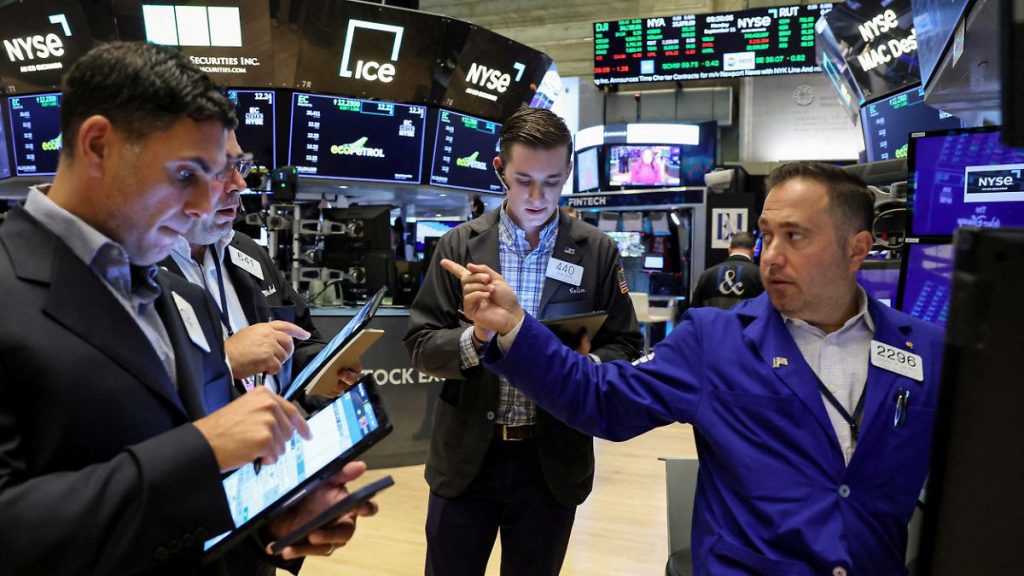 I rendimenti obbligazionari continuano a salire: la minaccia di chiusura pesa sui mercati azionari statunitensi