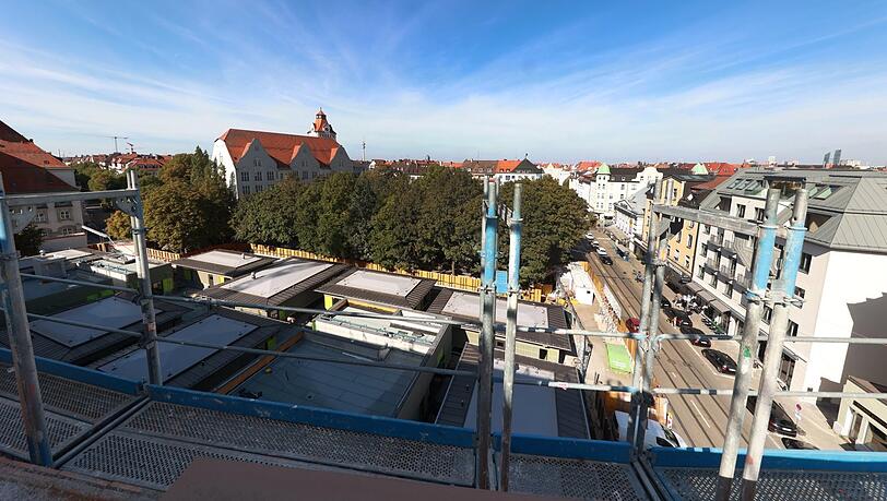 Dalla terrazza sul tetto al sesto piano lo sguardo si estende fino a Schwabing.  Questa è la vista verso nord, e potete vederla effettivamente qui sotto: i nuovi edifici del mercato a Elisabethmarkt.