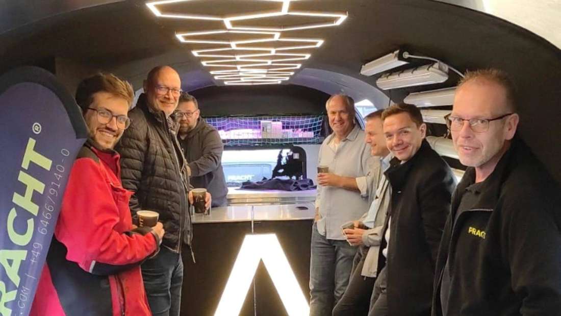 Una volta terminato il lavoro c'era ancora tempo per una birra dopo il lavoro nel camion della ditta Pracht.