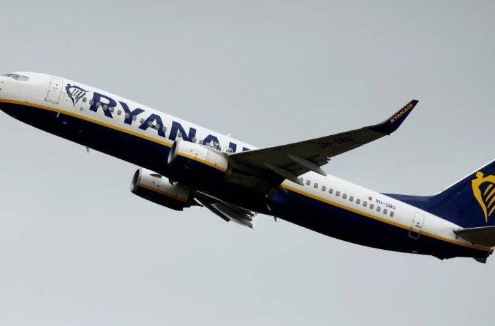 Un aereo proveniente dal Lussemburgo si scontra con un veicolo dopo l’atterraggio