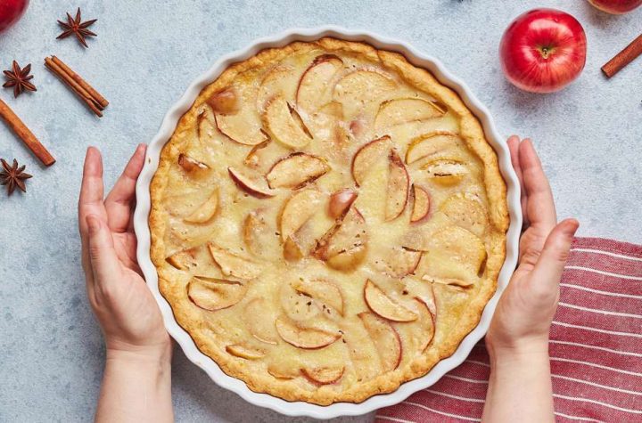 Torta di mele alla panna acida: la classica torta della nonna cotta semplicemente