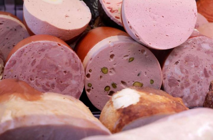 Tirare gli hot dog a causa di schegge di vetro: rischio di gravi lesioni interne