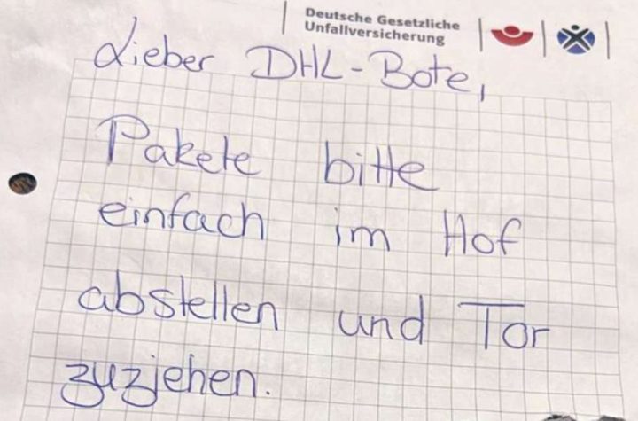 Il cliente DHL scrive una nota al corriere, che lascia anche una risposta