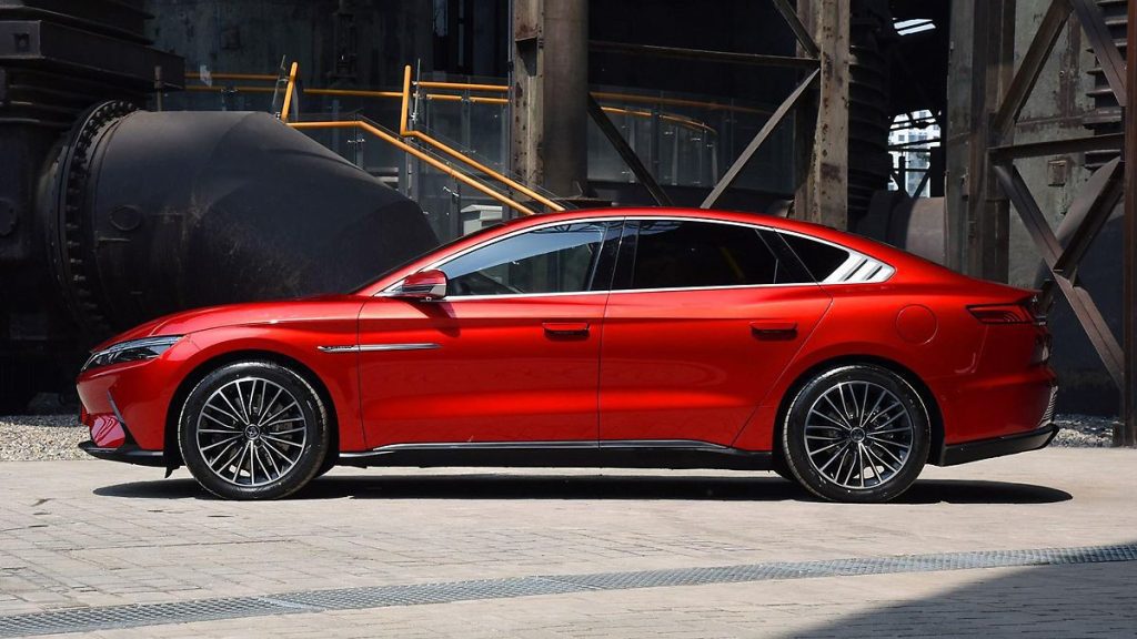 Battaglia tra giganti delle auto elettriche: BYD compete con Tesla