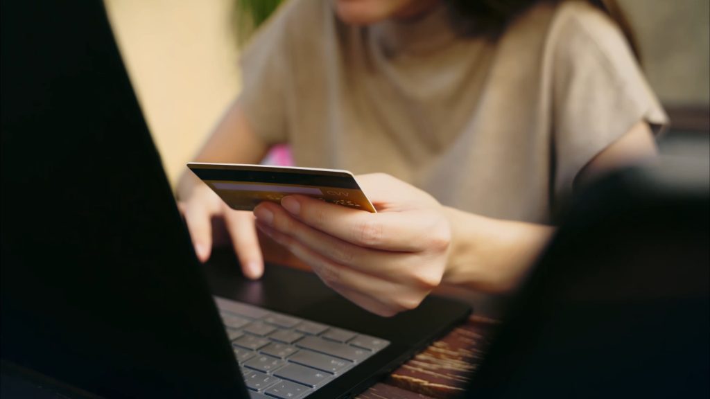 I truffatori svuotano i loro conti bancari: chiunque dovrebbe controllare subito le proprie vendite