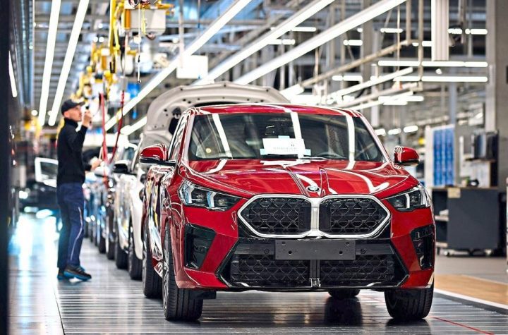 La nuova BMW X2 esce per la prima volta dalla catena di montaggio di Ratisbona: lo stabilimento passa al funzionamento su tre turni