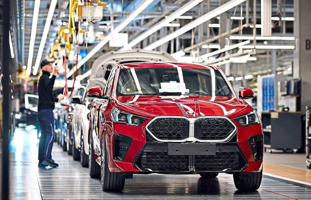 La nuova BMW X2 esce per la prima volta dalla catena di montaggio di Ratisbona: lo stabilimento passa al funzionamento su tre turni