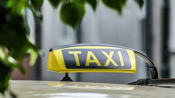Segnale di taxi su un'auto © Imago Images Foto: Michael Gstettenbauer