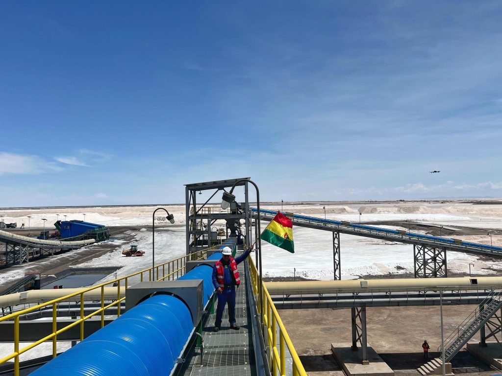 La Bolivia sta implementando una nuova tecnologia di estrazione del litio con un’azienda russa