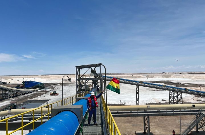 La Bolivia sta implementando una nuova tecnologia di estrazione del litio con un’azienda russa