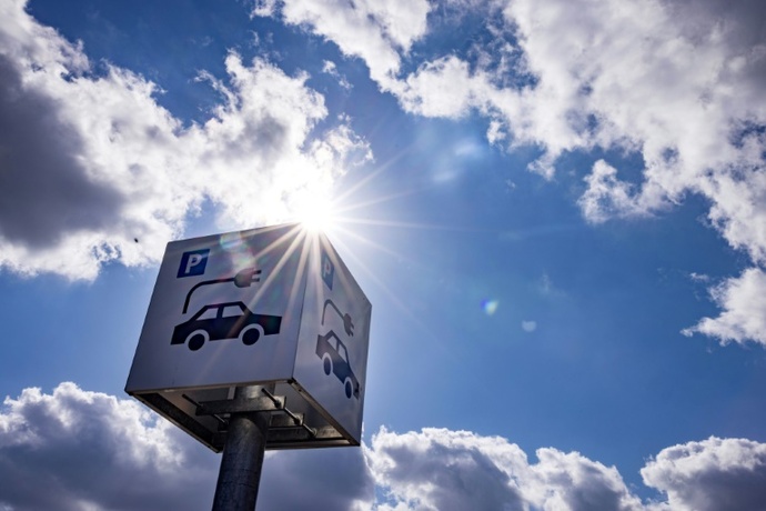 Aziende – Più auto nuove immatricolate nel 2023 – Le emissioni di CO2 delle auto sono aumentate del 4,9%.