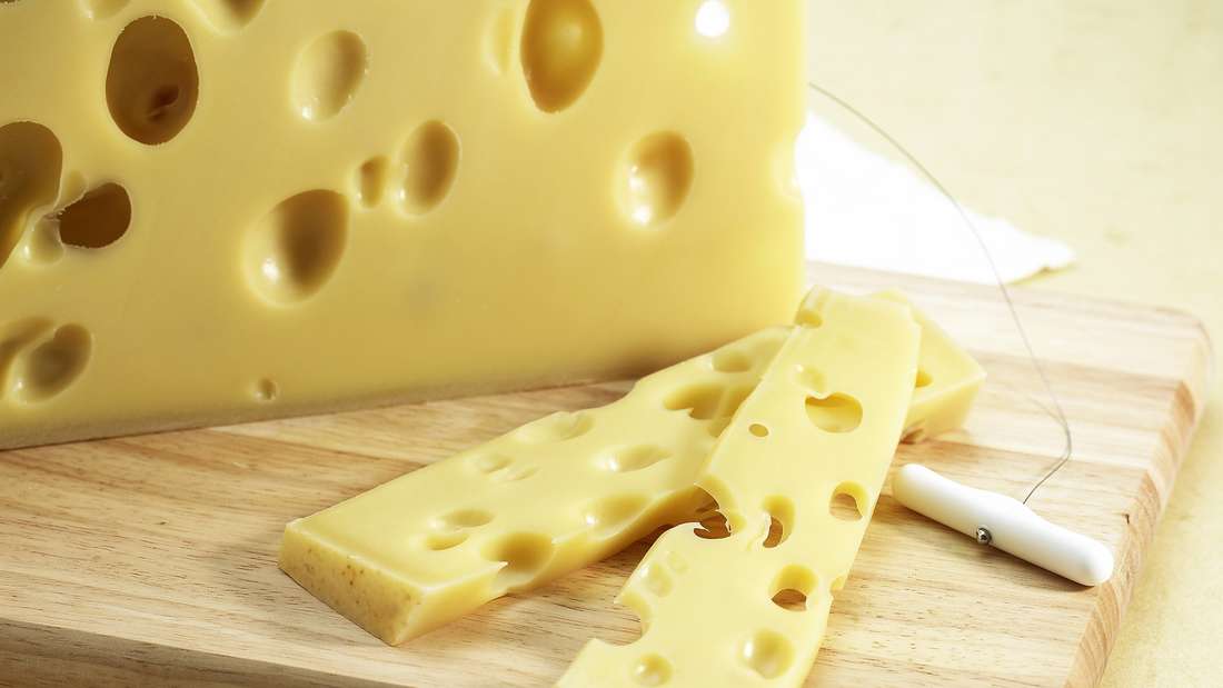 Il formaggio Emmentaler, famoso in tutto il mondo, proviene dalla Svizzera ed è noto per i suoi caratteristici buchi.