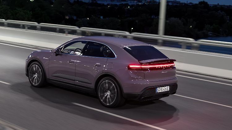 Lo spoiler estensibile garantisce notevole deportanza alle alte velocità.