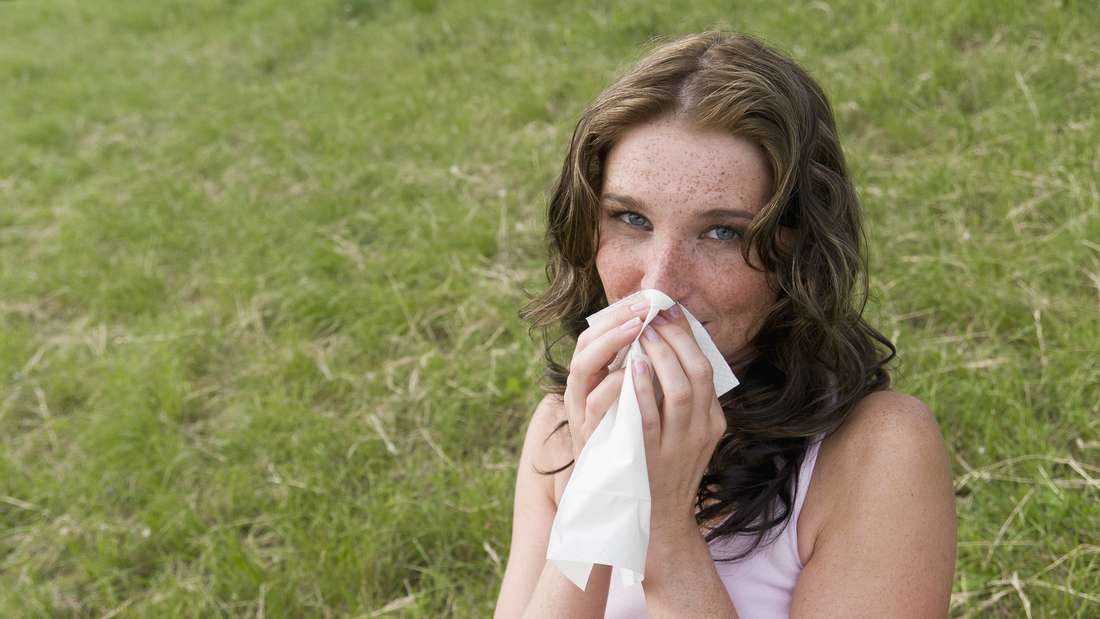 Se si soffre di allergia ai pollini, le persone colpite reagiscono con sintomi tipici come starnuti, naso che cola, bruciore, lacrimazione, tosse e problemi respiratori.